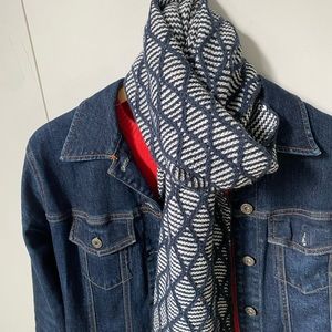 EUC knit scarf beautiful Navy and white
